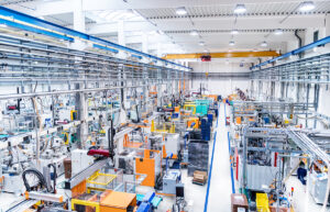 Galpão industrial iluminado com luminárias LED de alto rendimento.